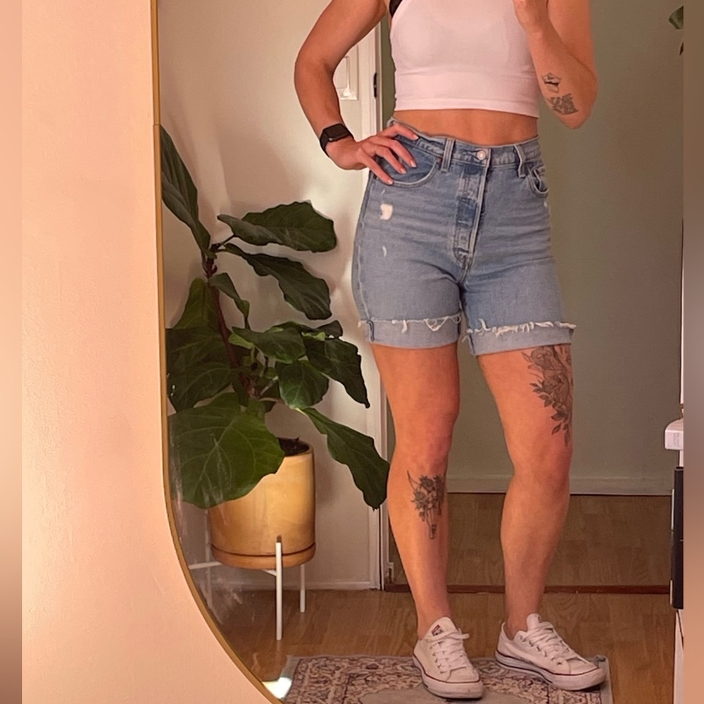 Lightwash high waisted Levi's cut off shorts